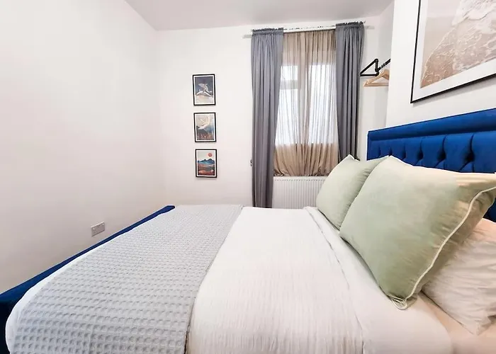Stylish And Cosy 2 Apartment In London W Private Parking