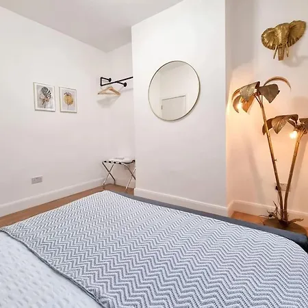 Stylish And Cosy 2 Apartment In London W Private Parking Exterior photo