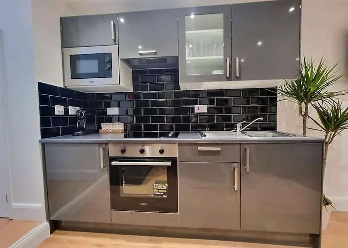 Stylish And Cosy 2 Apartment In London W Private Parking