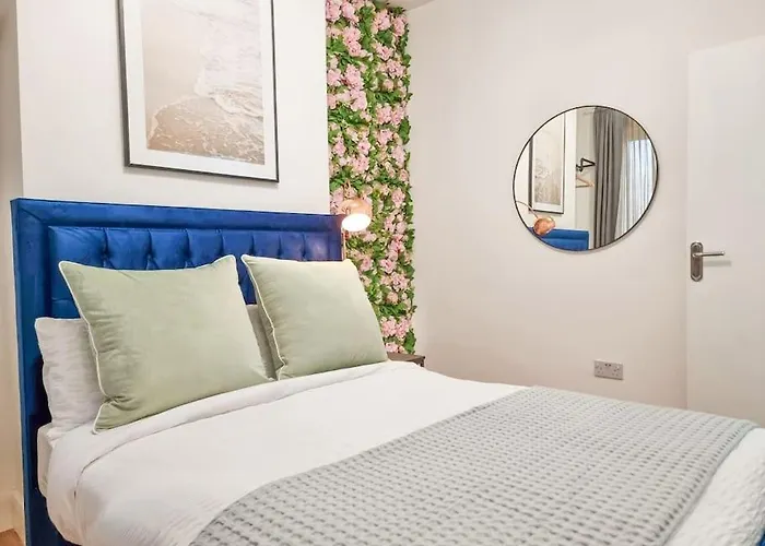 Stylish And Cosy 2 Apartment In London W Private Parking